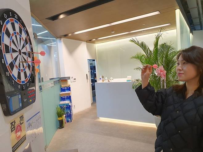 박찬희 MS팀 직원이 점심 시간에 다트를 즐기고 있다. 윤현주 기자