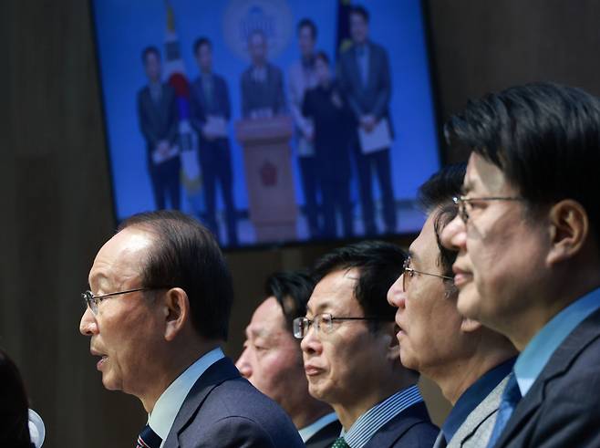 A group of former lawmakers and mayors quit the main opposition Democratic Party on Monday, saying they would join a new party that former DP leader Lee Nak-yon is trying to launch. (Yonhap)