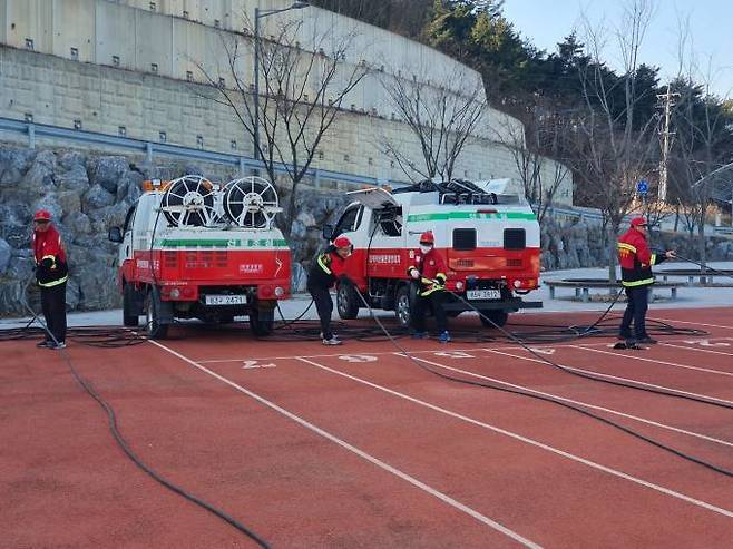 산불진화대원들이 산불 대응 훈련을 하고 있다. (울진군 제공) 2024.01.15