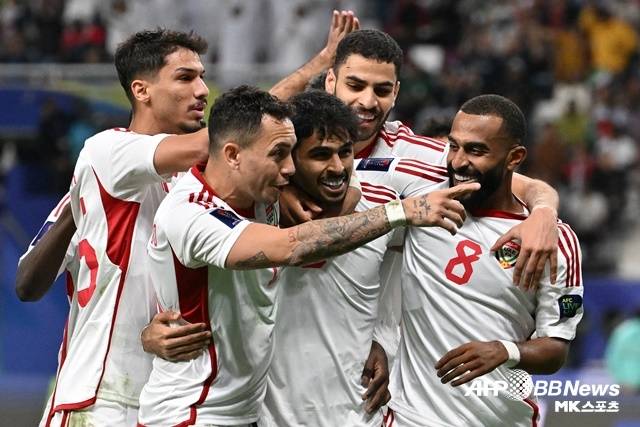 술탄이 결승골을 터뜨린 뒤 기뻐하는 UAE 선수단. 사진(도하 카타르)=AFPBBNews = News1