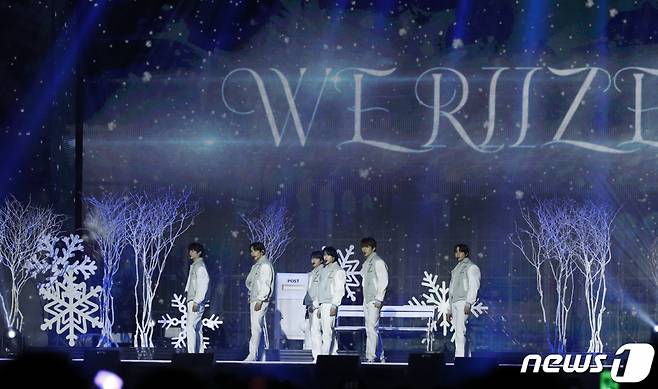 (부산=뉴스1) 권현진 기자 = 라이즈가 10일 오후 부산광역시 해운대구 우동 벡스코에서 열린?'써클차트 뮤직 어워즈 2023'에서 화려한 무대를 선보이고 있다. 2024.1.10/뉴스1  Copyright (C) 뉴스1. All rights reserved. 무단 전재 및 재배포,  AI학습 이용 금지.