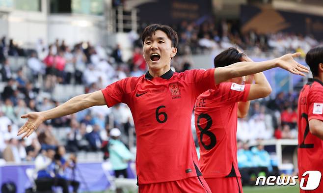 대한민국 축구대표팀 황인범이 15일(현지시간) 카타르 도하 자심 빈 하마드 스타디움에서 열린 2023 아시아축구연맹(AFC) 카타르 아시안컵 조별리그 E조 대한민국과 바레인의 경기에서 선제골을 터뜨린 후 세리머니를 하고 있다. / 사진 = 뉴스1