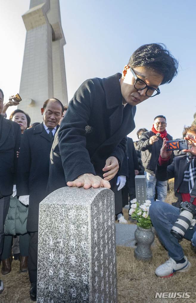 [광주=뉴시스] 김혜인 기자 = 한동훈 국민의힘 비상대책위원장이 4일 오전 광주 북구 운정동 국립5·18민주묘지 묘역을 참배하고 있다. 2024.01.04. hyein0342newsis.com