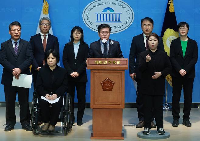 가칭 미래대연합 박원석 공동 창당준비위원장 등이 15일 오전 국회 소통관에서 정치 현안관련 기자회견을 하고 있다. 연합뉴스