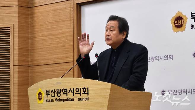 김무성 전 새누리당 대표가 15일 오후 부산시의회에서 제22대 총선 출마를 선언하고 있다. 박진홍 기자