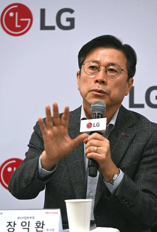 LG전자 BS사업본부장 장익환 부사장이 지난 11일(현지시간) ‘CES 2024’가 열린 미국 라스베이거스 컨벤션센터에서 기자간담회를 열고 LG전자의 전기차 충전 사업 방향을 소개하고 있다. LG전자 제공