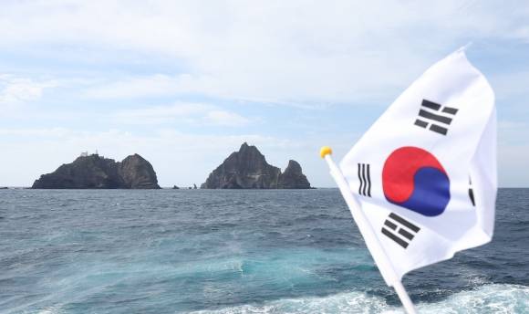 ‘10월 25일은 독도의 날’ - 독도의 날을 앞둔 19일 오후 경상북도 울릉군 독도 인근 해상에서 바라본 독도의 모습. 2023.10.23 연합뉴스