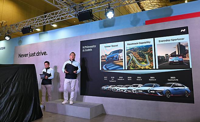 N 브랜드에 설명 중인 박준우 상무. 김학수 기자