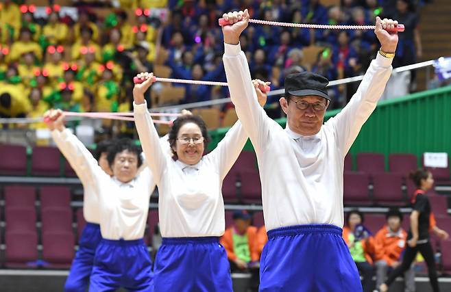 서울시에서 주최한 어르신 생활체육대회에서 참가자들이 운동용 고무줄을 이용해 건강체조를 선보이고 있다. ⓒ연합뉴스