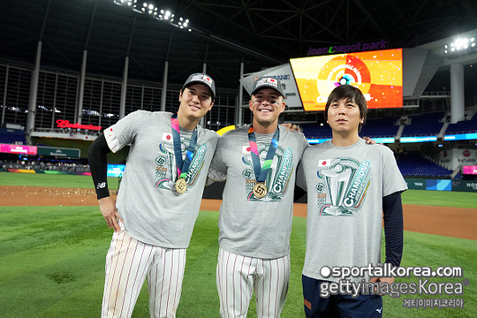 WBC 우승 후 함께 사진을 찍은 (왼쪽부터)오타니와 눗바, 오타니 통역사 / 사진=게티이미지코리아