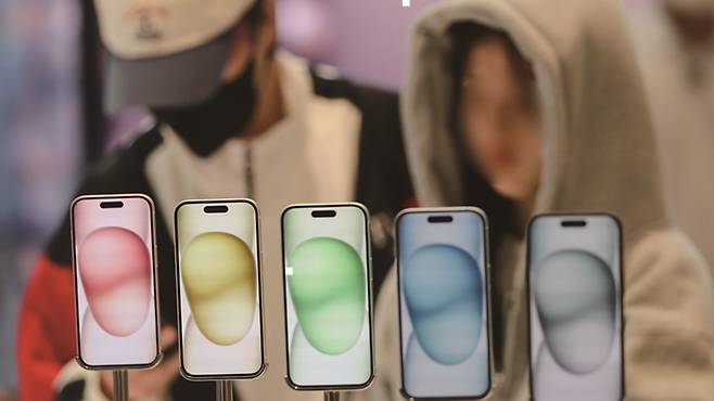 이통3사가 중간요금제를 내놓았지만 가계 통신비 절감에 도움이 됐는지는 의문이다.[사진=뉴시스]&nbsp;