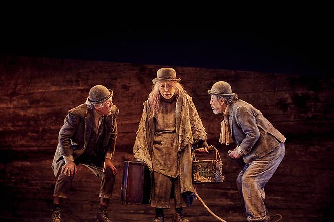 연극 <고도를 기다리며>에서 혼돈에 빠진 고고(신구), 디디(박근형), 럭키(박정자) / 파크컴퍼니 제공