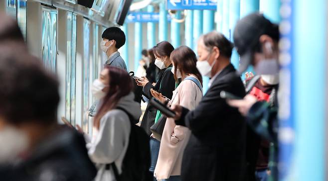 서울 구로구 신도림역에서 지하철을 기다리는 출근길 시민들 /권도현 기자
