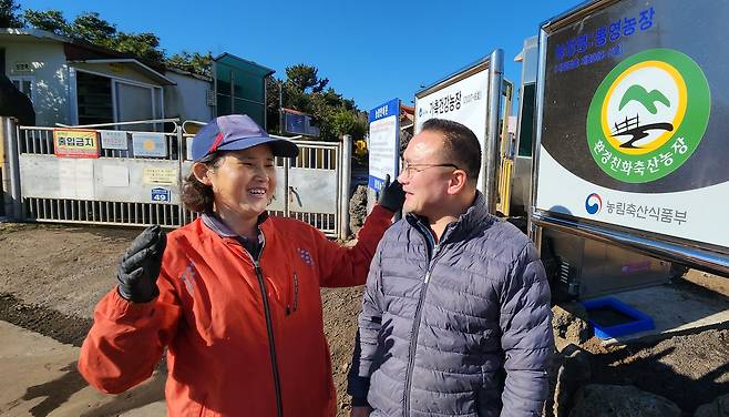 제주 봉영농장 고영미 대표와 남편인 고봉석 해썹팀장 (제주=연합뉴스) 김호천 기자 = 환경친화축산농장인 제주 봉영농장 고영미(왼쪽) 대표와 남편인 고봉석 해썹팀장이 11일 오전 농장 앞에서 환하게 웃으며 이야기를 나누고 있다.