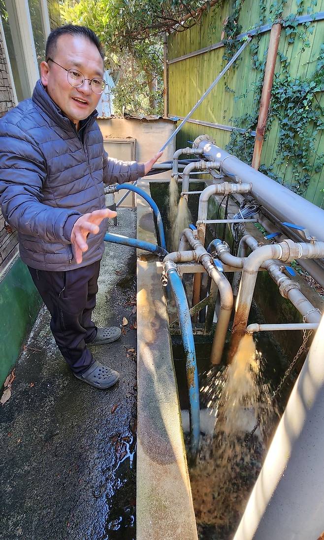 미생물 발효된 돼지 분뇨 액비 (제주=연합뉴스) 김호천 기자 = 환경친화축산농장인 제주 봉영농장 고봉석 해썹팀장이 11일 오전 농장에 설치된 돼지 분뇨 미생물 발효 시스템에 대해 설명하고 있다.