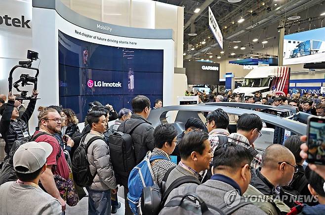 CES 2024 LG이노텍 전시 누적 관람객 6만명 (서울=연합뉴스) LG이노텍은 미국 라스베이거스에서 열린 'CES 2024' 전시를 성황리에 개최했다고 15일 밝혔다. 사진은 지난 9일(현지시간) 미국 라스베이거스 컨벤션센터에 마련된 LG이노텍의 오픈 부스를 방문한 관람객들이 관계자의 설명을 듣는 모습. 2024.1.15 [LG이노텍 제공. 재판매 및 DB 금지] photo@yna.co.kr