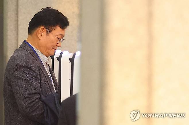 민주당 전당대회 돈봉투 의혹, 송영길 전 대표 검찰 출석 더불어민주당 전당대회 돈봉투 살포 의혹의 '정점'으로 지목된 송영길 전 대표가 12월 8일 오전 검찰 조사를 받기 위해 서울 서초구 서울중앙지검에 출석하고 있다. [연합뉴스 자료사진]