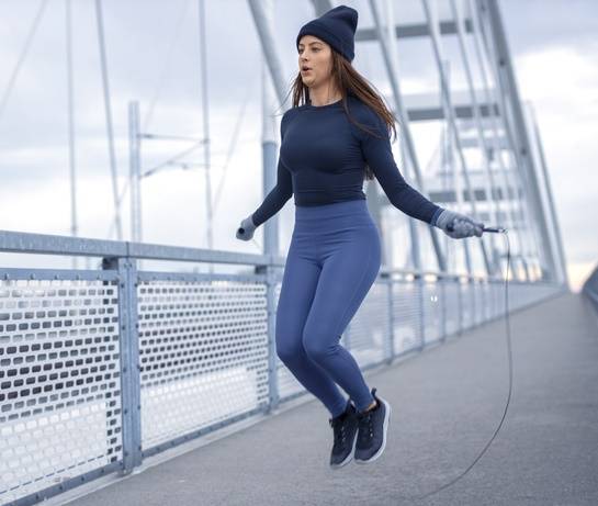 줄넘기는 목표를 설정하기 쉽고 다양한 방식으로 익힐 수 있는 재미있는 운동으로 강도가 있는 만큼 효과도 꽤 좋은 편이다. [사진=게티이미지뱅크]