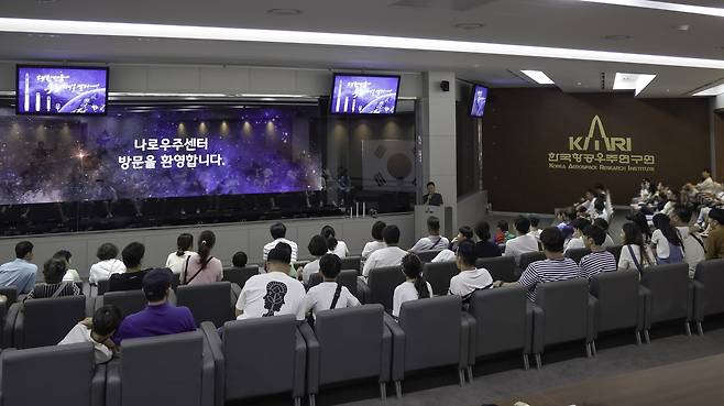 '우주과학열차' 관광객들이 나로우주센터를 견학하고 있다.(코레일관광개발 제공)