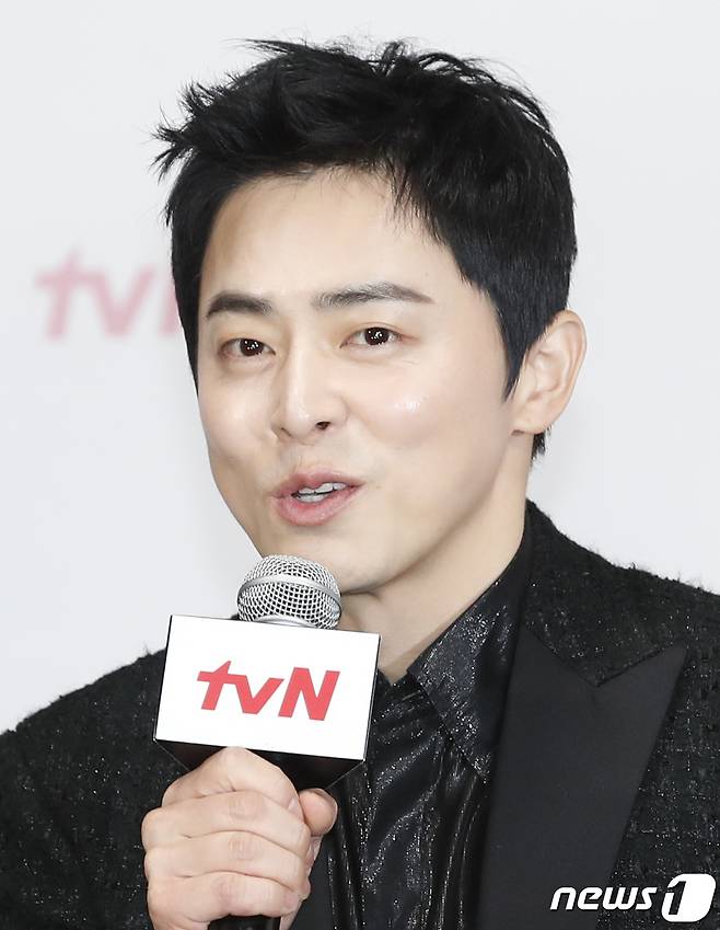 배우 조정석이 16일 서울 구로구 라마다 서울 신도림 호텔에서 열린 tvN 새 토일드라마 '세작, 매혹된 자들' 제작발표회에서 인사말을 하고 있다. '세작, 매혹된 자들'은 높은 자리에 있지만 마음은 비천한 임금 이인(조정석 분)과 그를 무너뜨리기 위해 세작(첩자)이 된 여인 강희수(신세경 분)의 잔혹한 운명을 그린 작품이다. 2024.1.16/뉴스1 ⓒ News1 권현진 기자