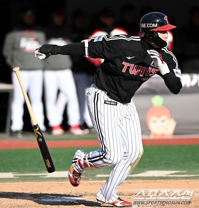 11일 수원KT위즈파크에서 열린 한국시리즈 4차전 LG와 KT의 경기, 5회초 1사 2루 LG 홍창기가 1타점 적시타를 치고 있다. 수원=허상욱 기자wook@sportschosun.com/2023.11.11/