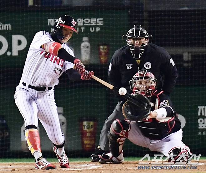 13일 잠실야구장에서 열린 한국시리즈 5차전 LG와 KT의 경기. 3회 1사 2, 3루에서 2타점 2루타를 날리고 있는 박해민. 잠실=송정헌 기자 songs@sportschosun.com/2023.11.13/