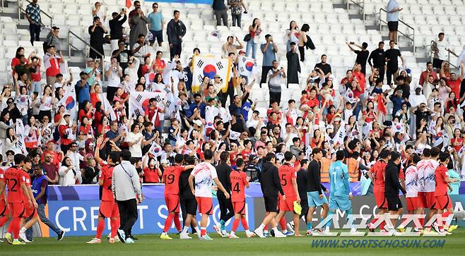 15일(현지시간) 카타르 도하 자심 빈 하마드 스타디움에서 열린 2023 아시아축구연맹(AFC) 카타르 아시안컵 대한민국과 바레인의 경기. 경기에서 승리한 대한민국 선수들이 기뻐하고 있다. 도하(카타르)=박재만 기자 pjm@sportschosun.com/2023.01.15/