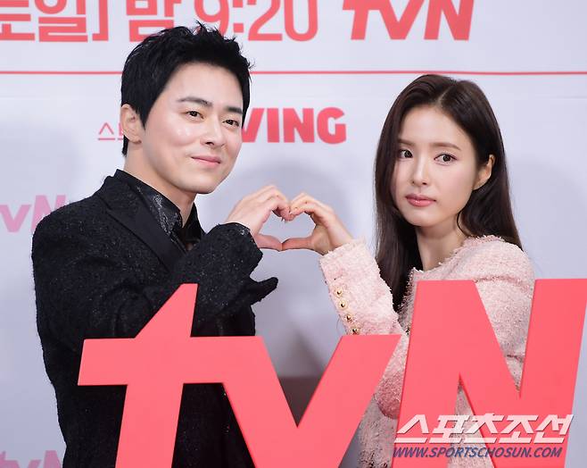 tvN 드라마 '세작, 매혹된 자들' 제작보고회가 16일 서울 신도림 라마다호텔에서 열렸다. 조정석, 신세경이 함께 포즈 취하고 있다. 정재근 기자 cjg@sportschosun.com/2024.1.16/