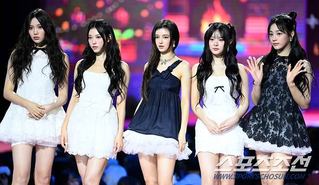 2023 SBS 가요대전이 25일 인천 영종도 인스파이어 컨벤션 그랜드볼룸에서 열렸다. 뉴진스가 포토타임을 갖고 있다. 인천=허상욱 기자wook@sportschosun.com/2023.12.25/