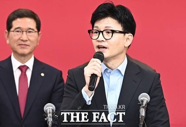 전문가들은 여당이 '한동훈 비대위'의 효과를 흡수하기 위해선 대통령의 변화가 필요하다고 조언한다. 한 위원장이 지난 5일 경기도당에서 열린 신년인사회에 참석한 모습. /뉴시스