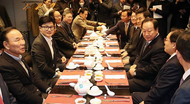 한동훈 국민의힘 비상대책위원장(왼쪽 두번째)이 15일 서울 여의도 켄싱턴 호텔에서 3선 의원들과 오찬 회동을 하고 있다. 한 위원장이 이날 공천과 관련해 ‘당에 헌신’ 등을 언급할 것이란 말도 나왔지만, 한 위원장은 오찬 후 기자들과 만나 “그런 헌신을 요구할 만한 자리는 아니지 않나. 뵙고 좋은 얘기를 나눴다”고 했다./뉴스1