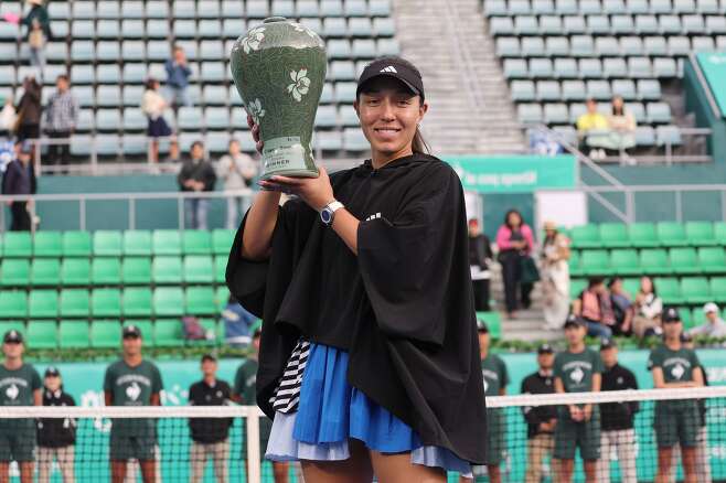 지난해 10월 15일 오후 서울 송파구 올림픽공원 테니스장에서 열린 2023 여자 프로테니스(WTA) 투어 하나은행 코리아오픈 단식 우승을 차지한 미국 제시카 페굴라가 트로피를 들고 기념 촬영하고 있다. /연합뉴스