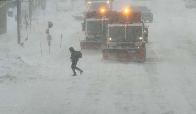 이달 12일(현지 시각) 미국 아이오와주 디모인에서 열릴 아이오와 코커스를 나흘 앞두고 겨울 폭풍으로 눈이 쌓이자 제설차들이 눈 청소를 하고 있다. /AFP 연합뉴스