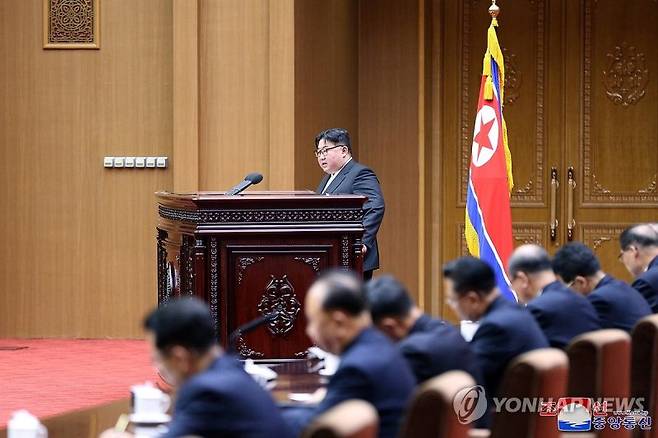 시정연설하는 북한 김정은 (평양 조선중앙통신=연합뉴스) 북한은 지난 15일 평양 만수대의사당에서 최고인민회의 제14기 제10차 회의를 열어 남북회담과 남북교류업무를 담당해온 조국평화통일위원회와 민족경제협력국, 금강산국제관광국을 폐지하기로 결정했다고 조선중앙통신이 16일 보도했다. 김정은 국무위원장은 시정연설에서 "전쟁이 일어나는 경우에는 대한민국을 완전히 점령ㆍ평정ㆍ수복하고 공화국 영역에 편입시키는 문제"를 헌법에 반영하는 것이 중요하다고 밝혔다.