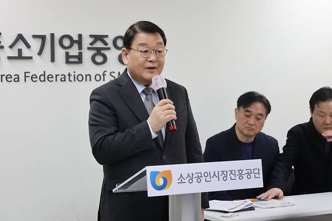 16일 서울 여의도 중소기업중앙회에서 박성효 소상공인시장진흥공단 이사장이 올해 공단 운영 방향에 대해 설명하고 있다. 연합뉴스