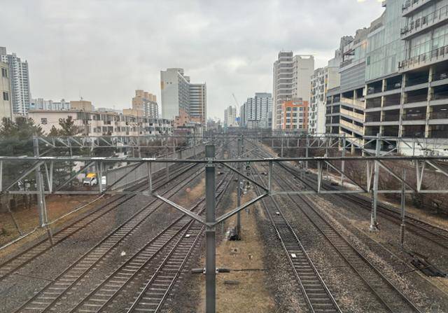 14일 인천 미추홀구 주안역 역사에서 바라본 경인선 선로. 주안역에서 간석역 방향이다. 이환직 기자