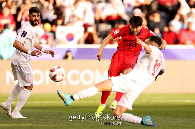 대한민국 축구대표팀 이강인(가운데)이 15일 바레인과의 2023 AFC 아시안컵 조별리그 1차전에서 후반 왼발 중거리 슈팅으로 결승골을 터뜨리는 순간. 사진=게티이미지