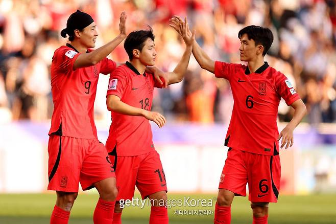 대한민국 축구대표팀 이강인(가운데)이 15일 바레인과의 2023 AFC 아시안컵 조별리그 1차전에서 후반 왼발 중거리 슈팅으로 결승골을 터뜨린 뒤 조규성(왼쪽)과 황인범의 축하를 받고 있다. 사진=게티이미지