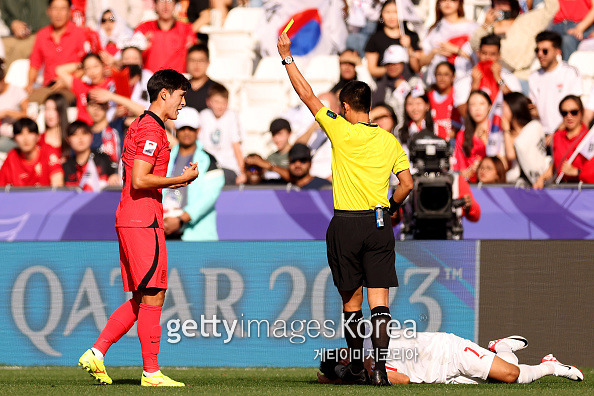 15일 자심 반 하마드 스타디움에서 열린 한국과 바레인의 2023 AFC 아시안컵 조별리그 E조 1차전. 전반전 박용우가 파울을 범해 옐로카드를 받고 있다. 사진=게티이미지