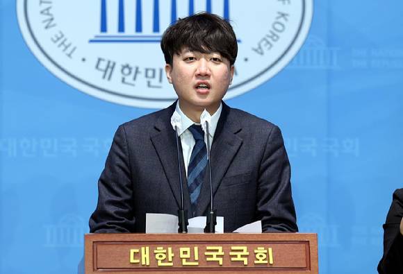 이준석 개혁신당(가칭) 정강정책위원장이 8일 오전 서울 여의도 국회 소통관에서 언론 정책을 발표하고 있다. 이 위원장은 신당 창당 후 첫 과제로 공영방송 사장 임명동의제와 10년 이상 방송 경력 의무화 등을 제시했다. 2024.01.08. [사진=뉴시스]