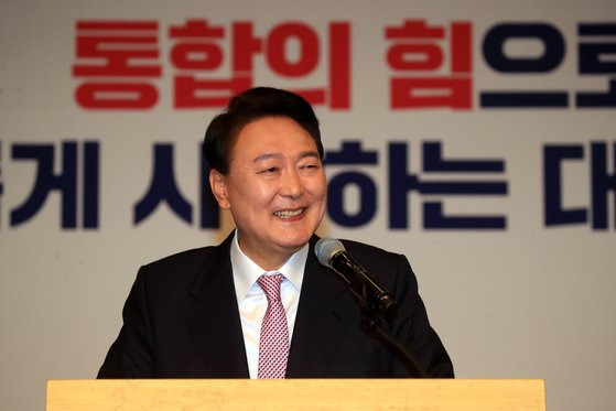 윤석열 대통령 당선인이 2022년 3월 10일 오전 서울 여의도 국회 도서관에서 당선 인사 기자회견을 하고 있다. 중앙포토