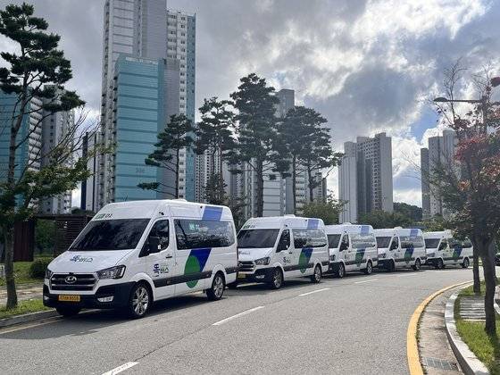 한 줄로 늘어선 똑버스들. 경기교통공사