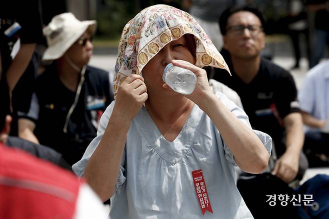 쿠팡 물류센터 노동자의  ‘폭염시기 휴게시간 보장과 대책 마련을 촉구하는 결의대회가 열렸던 지난해 8월 14일 서울 송파구 쿠팡 본사 앞에서  한 참석자가 얼음물을 마시며 더위를 식히고 있다. 문재원 기자