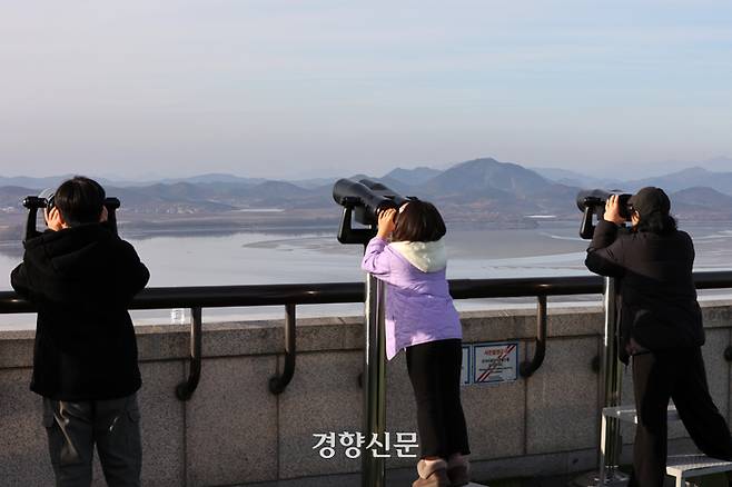 김정은 북한 국무위원장이 헌법에 대한민국을 ‘제1적대국’으로 명기해야 한다고 말하는 등 대남 위협 수위를 다시 한번 끌어올리고 윤석열 대통령도 이에 대해 경고를 이어가며 남북 관계가 악화되고 있는 가운데 16일 경기도 파주 오두산통일전망대를 찾은 관람객들이 북한 개풍군 마을 일대를 망원경으로 살펴보고 있다. 조태형 기자