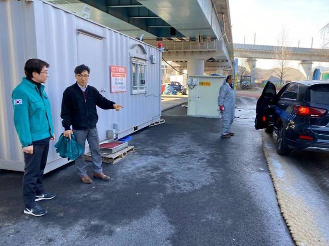 16일 축산차량 거점소독시설에서 방역상황을 살펴보는 정경용 세종시보건환경연구원장. 세종시