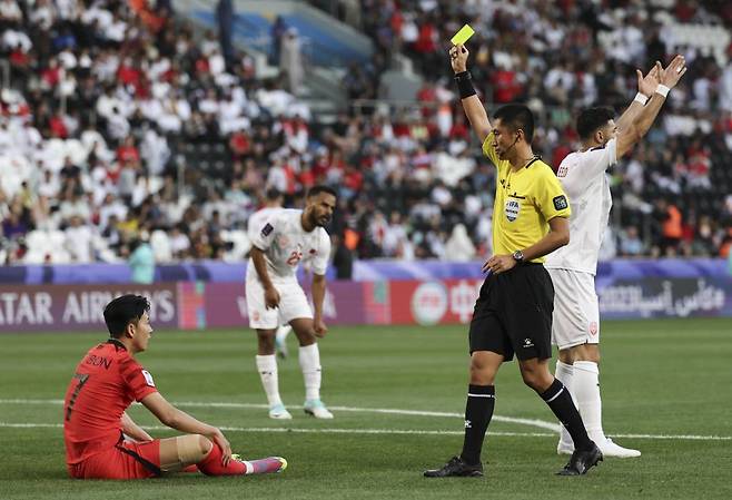 15일 (현지시각) 카타르 도하 자심 빈 하마드 스타디움에서 열린 2023 아시아축구연맹(AFC) 카타르 아시안컵 E조 조별리그 1차전 대한민국과 바레인의 경기 시작 후반, 손흥민이 옐로카드를 받고 있다. /사진=뉴시스