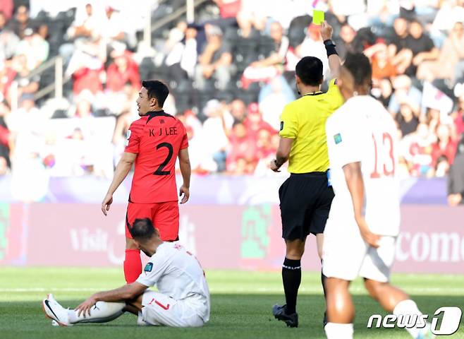 대한민국 축구대표팀 이기제가 15일(현지시간) 카타르 도하 자심 빈 하마드 스타디움에서 열린 2023 아시아축구연맹(AFC) 카타르 아시안컵 조별리그 E조 대한민국과 바레인의 경기에서 옐로우 카드를 받고 있다. /사진=뉴스1