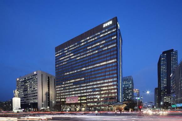 대형 생보사들이 약관대출금리를 속속 인하할 전망이다. 사진은 교보생명 광화문 사옥./사진=교보생명