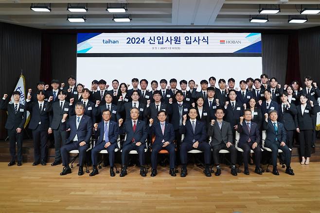 15일 서울 서초구 호반파크에서 진행된 ‘대한전선 2024 신입사원 입사식’에서 신입사원들과 주요 경영진들이 기념촬영을 하고 있다. [대한전선 제공]