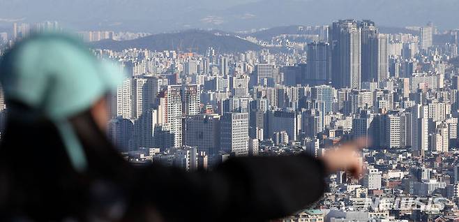 [서울=뉴시스] 홍효식 기자 = 전국 평균 아파트 분양가격이 10개월 연속 상승한 가운데 15일 서울 중구 남산에서 바라본 아파트 모습. 주택도시보증공사(HUG)가 발표한 '민간아파트 분양가격 동향'에 따르면 지난해 12월 말 기준 서울 아파트 3.3㎡당 평균 분양가는 3천494만7천원으로 전년 동기(2천977만9천원) 대비 17.36% 올랐다. 전국 민간아파트의 3.3㎡당 분양가는 1천736만1천원으로 전년 동월 대비 12.29% 올랐으며, 전월 대비로는 1.51% 상승했다. 2024.01.15. yesphoto@newsis.com